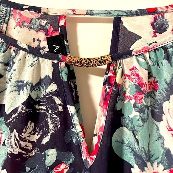 A. Byer floral cold open 3/4 sleeve keyhole neck and back w gold metal detail M - Picture 2 of 12